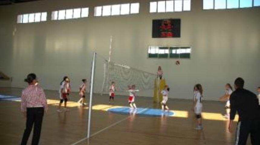 Yıldız Voleybolcuların Şampiyonluk M&uuml;cadelesi