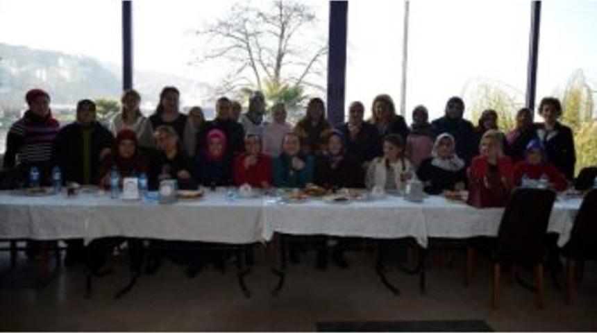 Ak Partili Kadınlardan Bektaş&rsquo;a Destek