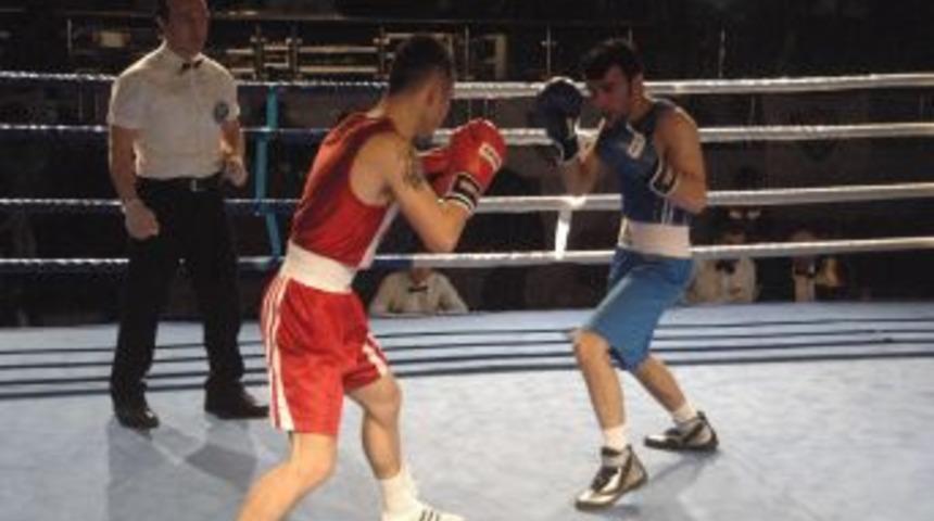 Boks&ouml;rler Ringe Ilk Kez Kasksız &Ccedil;ıktı