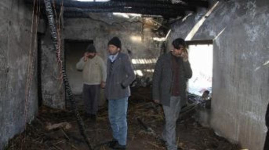 Yangın 11 Kişiyi Evsiz Bıraktı