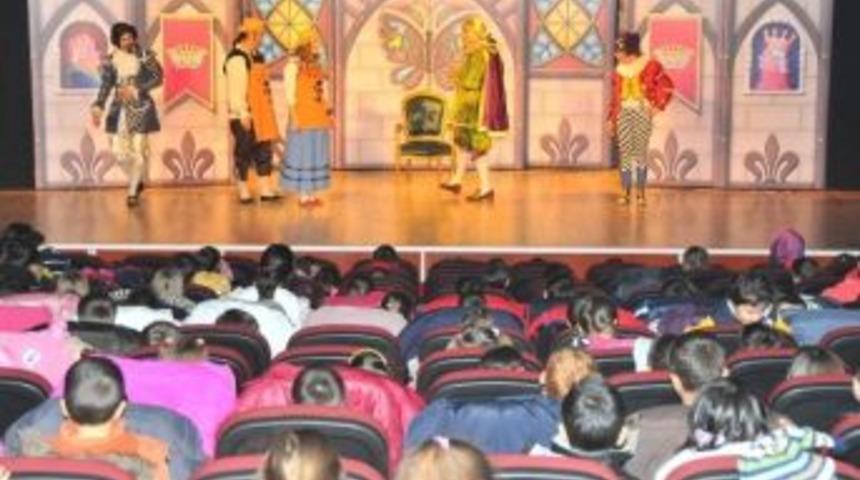 Akşehirli &Ccedil;ocuklar &ldquo;kral &Ccedil;ıplak&rdquo; İle Eğlendi