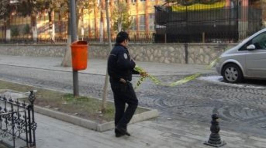 Okul Bah&ccedil;esine Bırakılan Ş&uuml;pheli Kutu Polisi Alarma Ge&ccedil;irdi