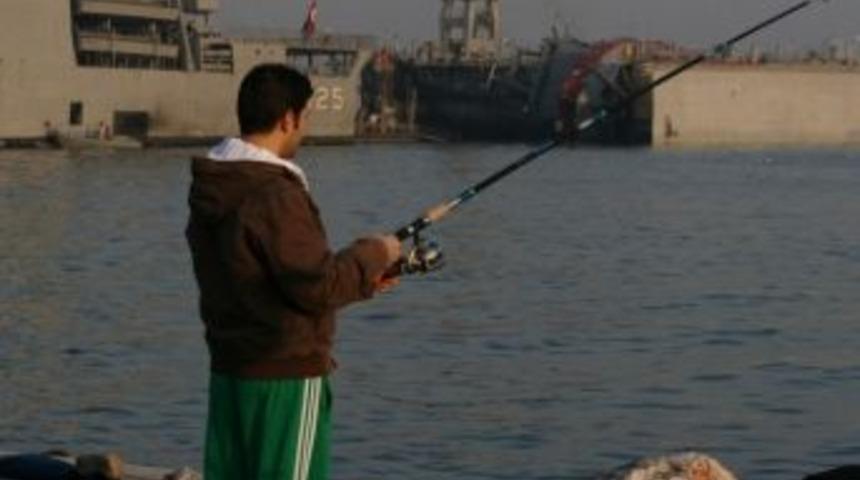 Batan Gemiye Aldırmadan Olta Attılar