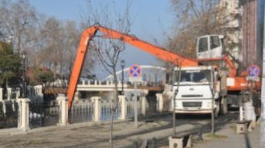 Yalova Deresinin Yatağı Temizleniyor