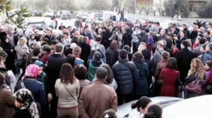 Saldırıya Uğrayan &Ouml;ğretmenler İ&ccedil;in Toplandılar