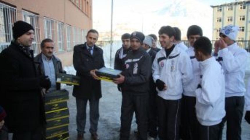 Hakkarili Gen&ccedil;ler, Holane Oynadı