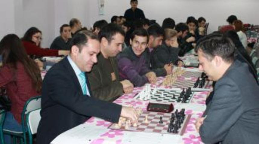 &Uuml;niversiteli &Ouml;ğrenciler Şah-mat Turnuvasında Buluştu