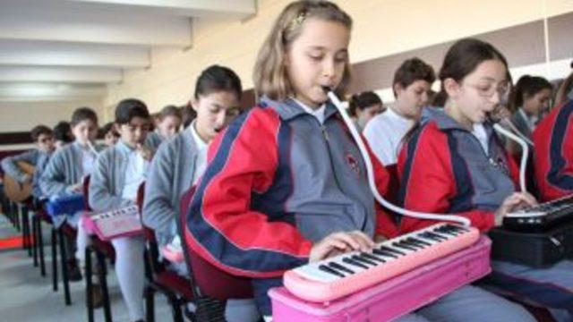 Bu Mehteran Davul-zurna Değil Melodika Ile Coşturuyor