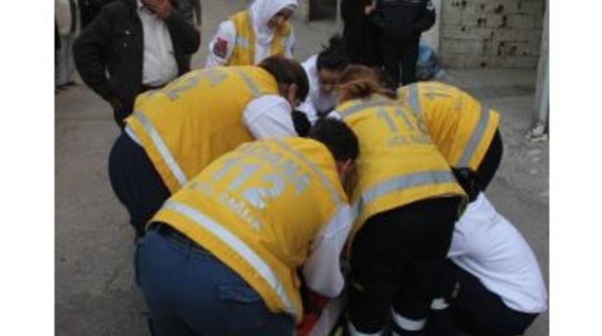 3'&uuml;nc&uuml; Kattan Atladı Otomobilin Kapısına &Ccedil;arptı