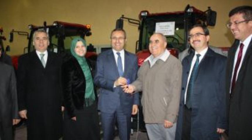 TKDK, Denizli&rsquo;de 50 &Ccedil;ift&ccedil;iye Trakt&ouml;r Ile 97 Tarım Ekipmanı Teslim Etti