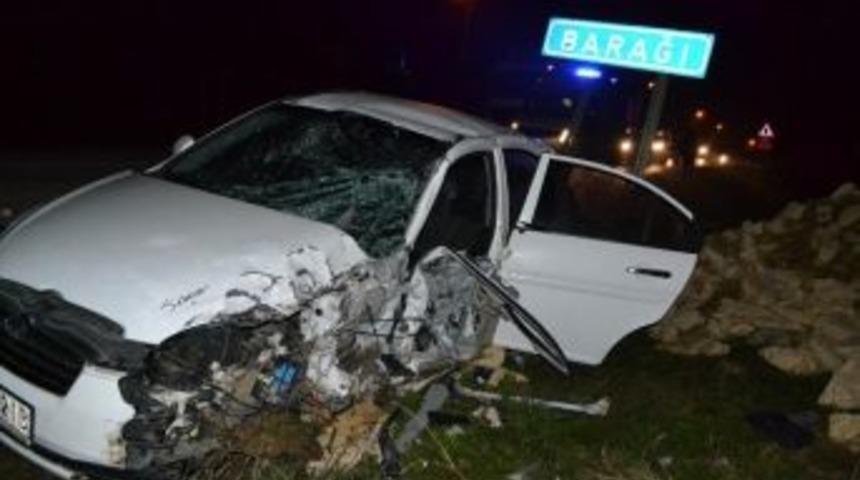 Otomobil Beton Pompa Aracına &Ccedil;arptı: 1 &Ouml;l&uuml;, 1 Yaralı