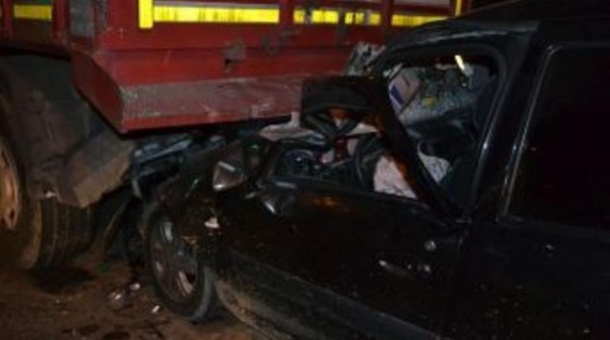 Kula'da Otomobil Tır&rsquo;a Arkadan &Ccedil;arptı: 2 Yaralı