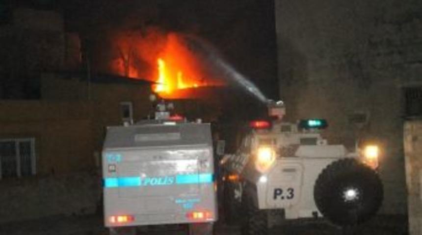 Oto Yıkama D&uuml;kkanı Yangınına 'toma'lı M&uuml;dahale