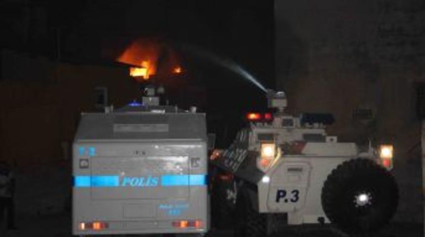 Mersin'de Oto Lastik&ccedil;i Ve I&ccedil;indeki 3 Ara&ccedil; Alev Alev Yandı