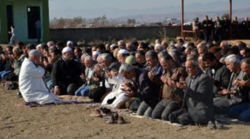 &Ccedil;ukurova&rsquo;da &Ccedil;ift&ccedil;iler Yağmur Duasına &Ccedil;ıktı