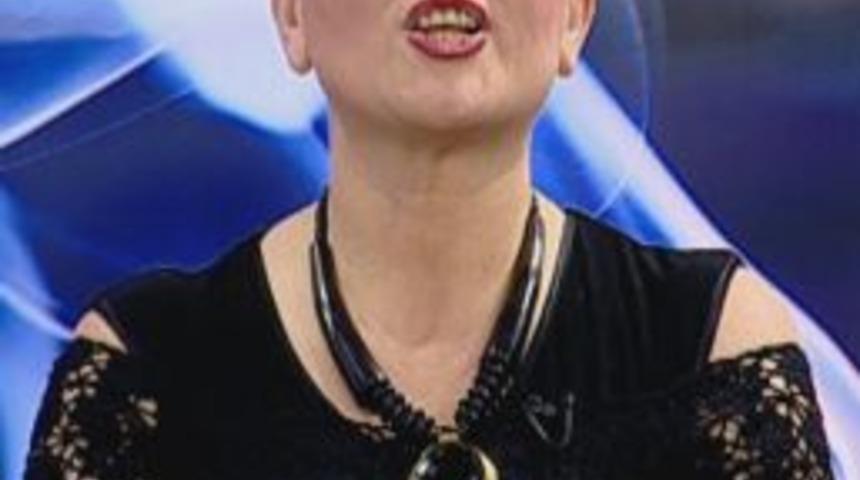 Kanser Hastalarına Destek I&ccedil;in Canlı Yayında Sa&ccedil;ını Kazıttırdı