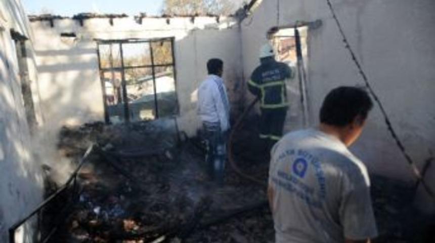 Yangın Bir Evi K&uuml;l Etti