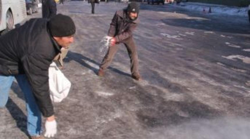 &Ccedil;ıldır'da İlgin&ccedil; Cadde Tuzlama &Ccedil;alışması