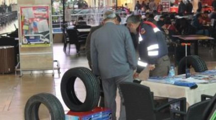 Jandarma Ekipleri Stant A&ccedil;arak Kış Lastiği Bilgilendirmesi Yaptı