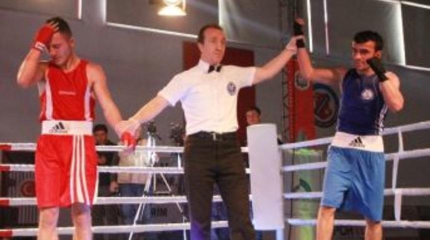 Kocaelili Boks&ouml;rler Karab&uuml;k'teki Şampiyonaya Damga Vurdu