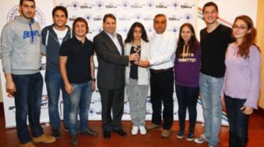 İzmirli Kızlara Bir &Ouml;d&uuml;l De İstanbul'dan