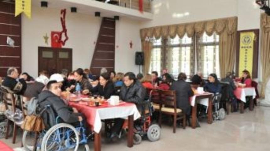 Buca&rsquo;da Engellilere &Ouml;zel Yılbaşı Eğlencesi