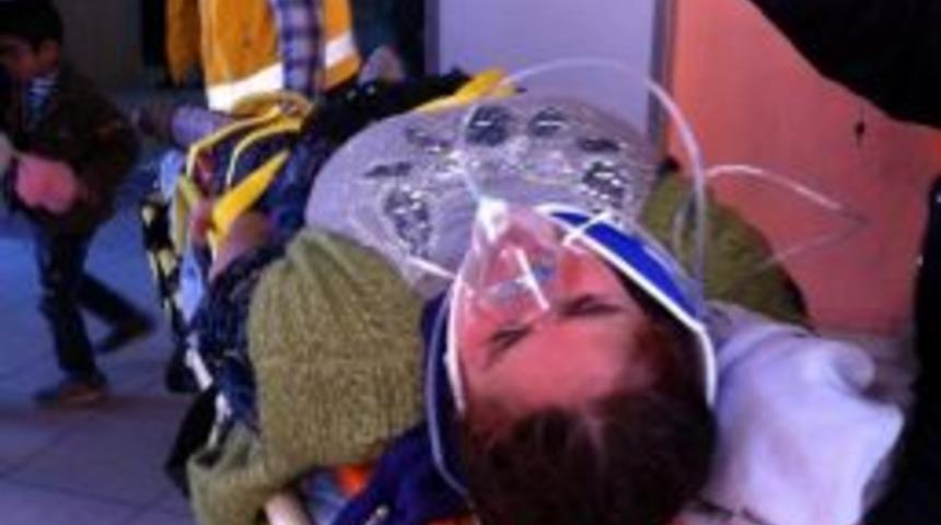 Yolcu Minib&uuml;s&uuml; İle Otomobil &Ccedil;arpıştı: 6 Yaralı