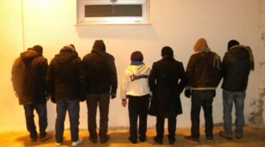 Kumaş Y&uuml;kl&uuml; TIR&rsquo;dan Suriyeli Ka&ccedil;aklar &Ccedil;ıktı