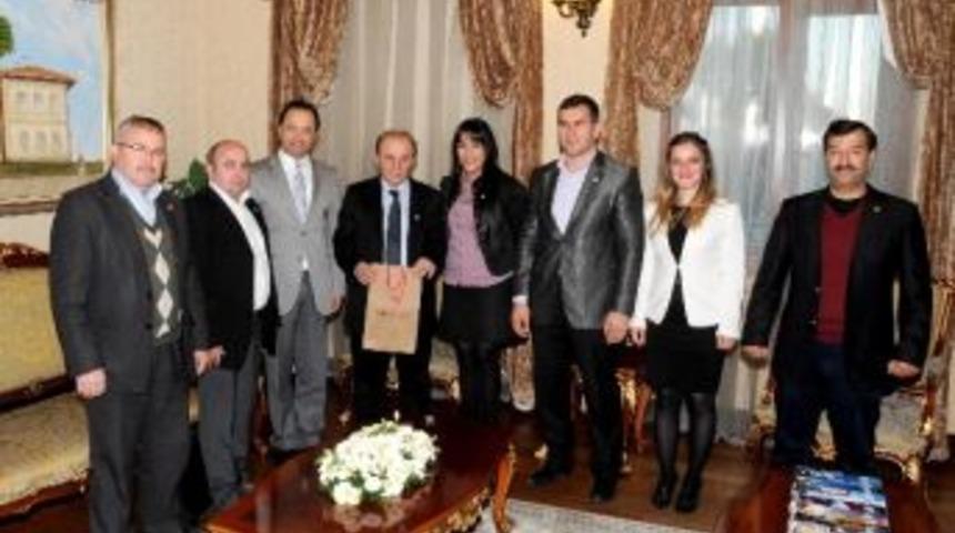 Kepez Kızılay Derneği Y&ouml;neticilerinden Vali &Ouml;zt&uuml;rk&rsquo;e Ziyaret