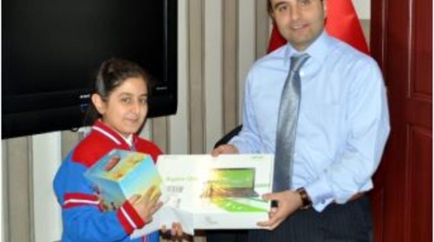 Resim Yarışmasında Dereceye Giren &Ouml;ğrenci &Ouml;d&uuml;llendirildi