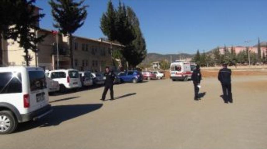 Lisede Bı&ccedil;aklı 'kız' Kavgası: 1 Yaralı