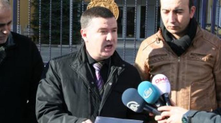 Gazeteciler, Emniyet Binası &Ouml;n&uuml;ne Kalem Bıraktı