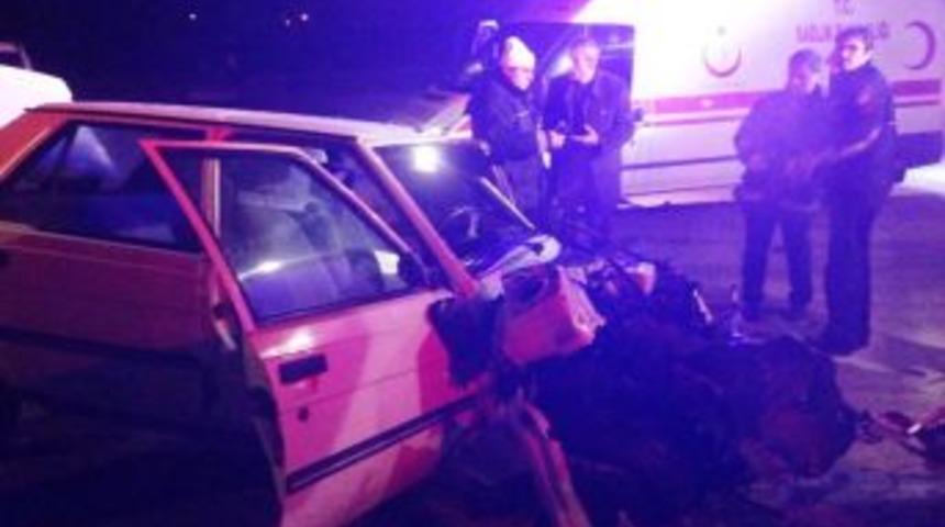 TIR, Otomobile &Ccedil;arptı: 3 Yaralı