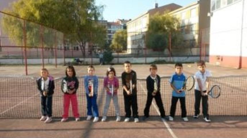 Ak&ccedil;akoca&rsquo;da Tenis Sevgisi B&uuml;y&uuml;yor