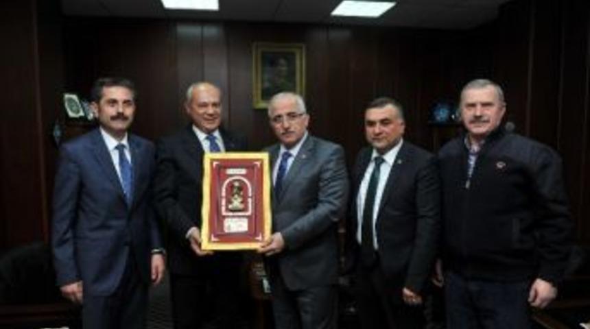 Vali Tuna, Vergi Dairesi&rsquo;ni Ve Ticaret Borsası&rsquo;nı Ziyaret Etti