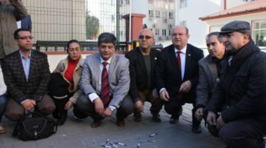 Adana'daki Gazeteciler Emniyet &Ouml;n&uuml;ne Kalem Bıraktı