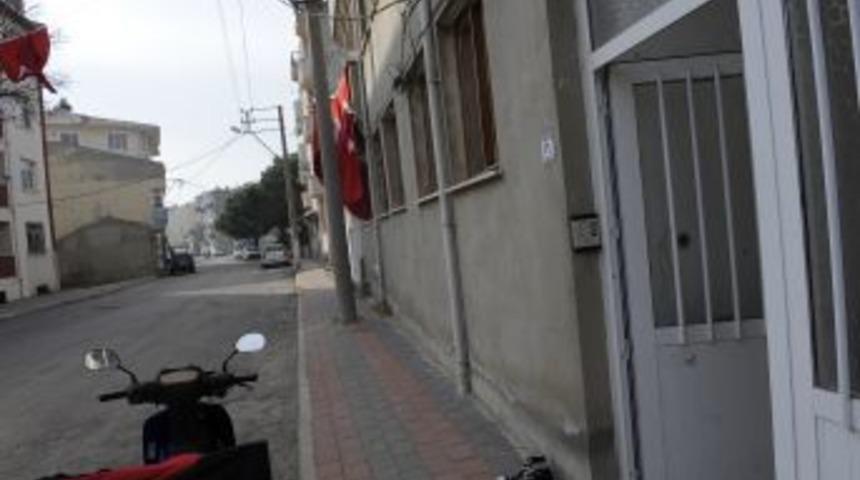 &Ccedil;anakkale'deki Şehit Evi T&uuml;rk Bayraklarıyla Donatıldı