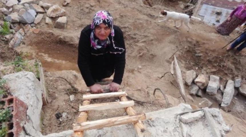 Yol &ccedil;alışması nedeniyle evlerine ahşap merdivenle giriyorlar