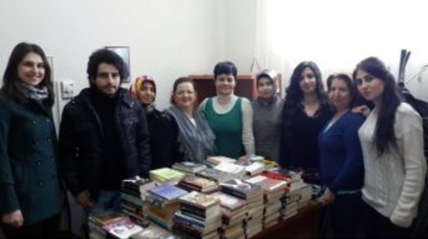 Ba&uuml; Parmaklıklar Ardına Kitap G&ouml;nderdi