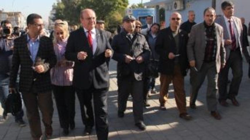 Gazeteciler Emniyet &Ouml;n&uuml;ne Kalem Bıraktı