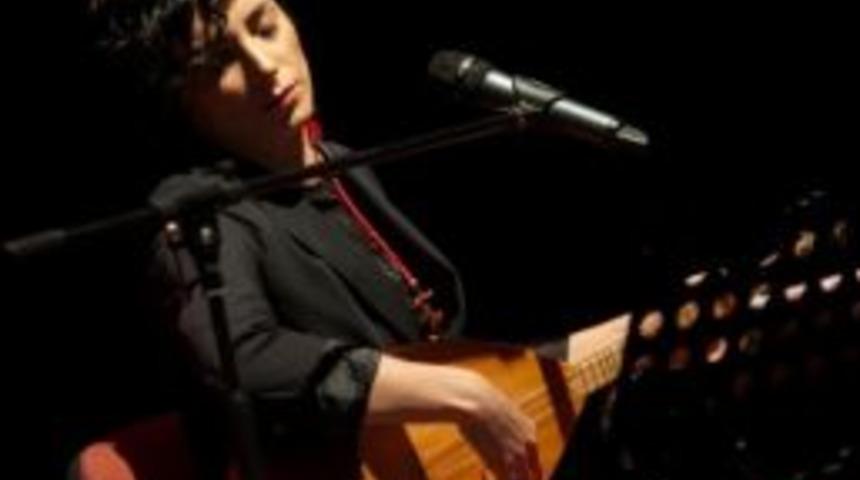 T&uuml;rk&uuml;lerin Başarılı Yorumcusu &Ouml;zlem &Ouml;zdil&rsquo;den Halk M&uuml;ziği Ziyafeti