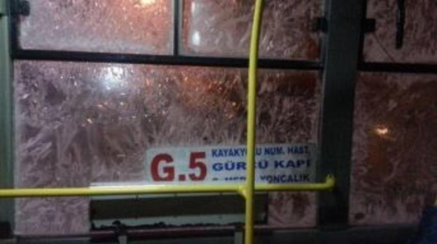 Otob&uuml;s&uuml;n Camları Buz Tutunca Yolcular İnecekleri Durakları Şaşırdı