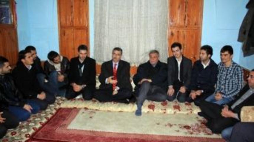 G&uuml;ven&ccedil;, &Ouml;ğrenci Evinde Gen&ccedil;lerle Bir Araya Geldi