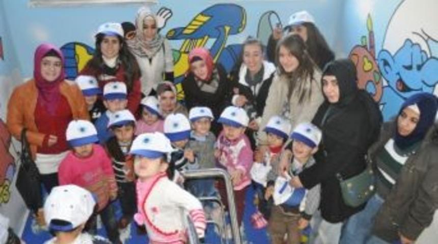 &Uuml;niversite &Ouml;ğrencileri Miniklerle Buluştu