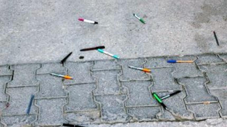 Gazeteciler, Emniyet Binası &Ouml;n&uuml;ne Kalemlerini Bıraktı