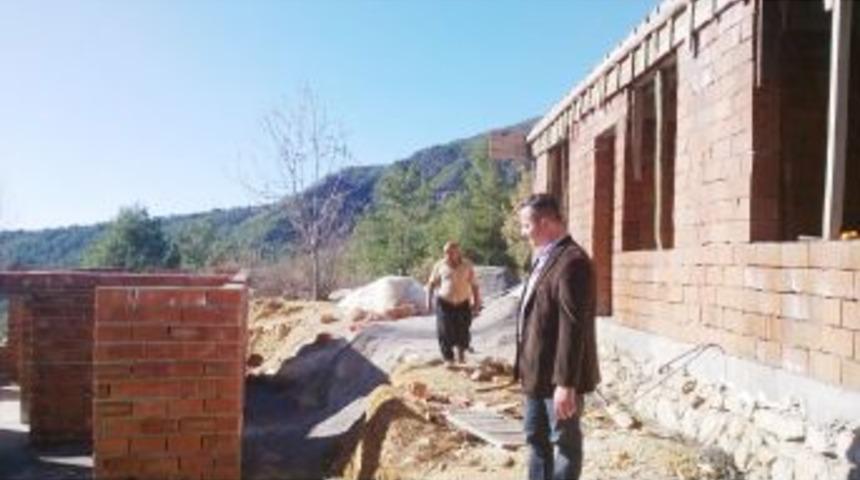 K&ouml;yde Evi Yanan Yaşlıya, CHP Belediye Başkanı Ev Yaptırıyor