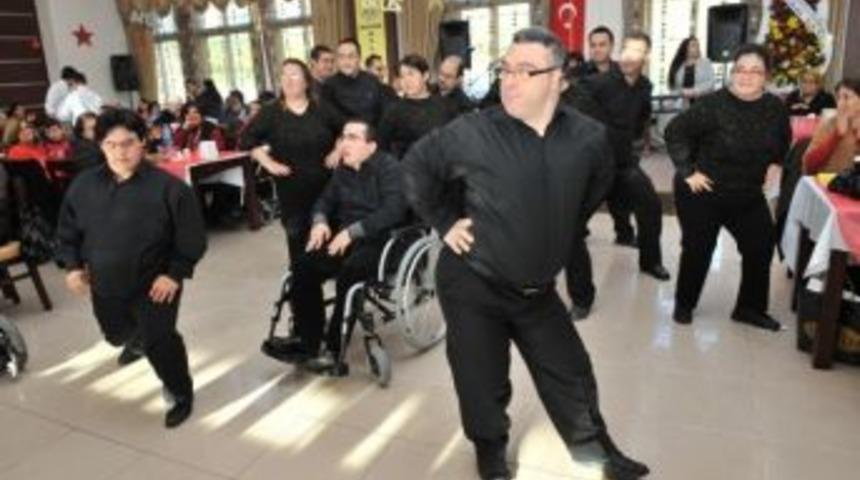 Buca'da Engellilere &Ouml;zel Yılbaşı Eğlencesi