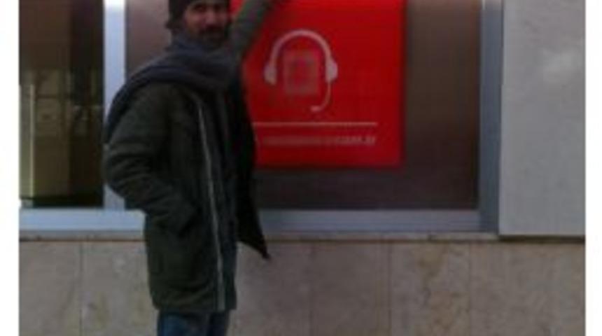 İnsan Boyunu Ge&ccedil;en Atm'ye Vatandaş Tepkisi