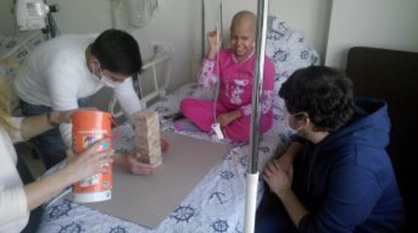 Rekreasyon &Ouml;ğrencileri Hasta &Ccedil;ocuklarla Fiziki Aktivite Yapıyor