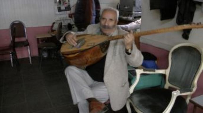 Kıraathanelerde Sarkı S&ouml;yleyerek Ekmek Parasını Kazanıyor